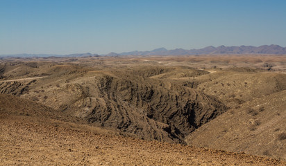 Erlebnis f&uuml;r Selbstfahrer in Namibia: Karge, bergige Landschaft der W&uuml;ste Namib s&uuml;dlich von Swakopmund