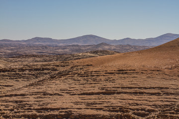 Fototapeta na wymiar Karge, bergige Landschaft der Wüste Namib südlich von Swakopmund, Namibia
