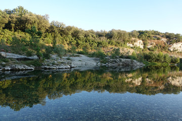 Fototapeta premium Gardon bei Pont du Gard in Südfrankreich