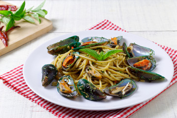 Mussels Spaghetti with Basil Oil Sauce