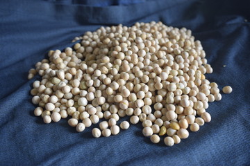 Dry Organic Peeled White Chickpeas