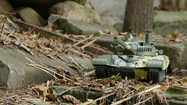 tank T-72  camouflage coloring front view, camera motion, close to