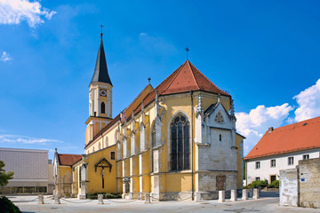 Fototapeta na wymiar Stadtpfarrkirche Mariä Himmelfahrt in Kelheim, Bayern, Deutschland