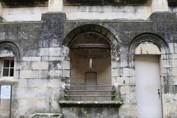 Fototapeta na wymiar Puits dans la cour principale du château du village de Suze La Rousse - Département de la Drôme - France - Château construit au 11 ème siècle