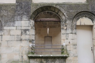 Fototapeta na wymiar Puits dans la cour principale du château du village de Suze La Rousse - Département de la Drôme - France - Château construit au 11 ème siècle