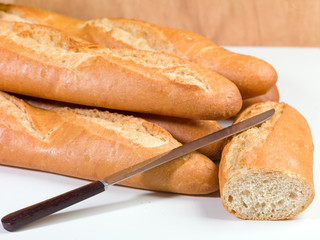 baguettes de pain frais avec couteau
