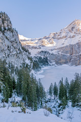 Blick auf den zugefrorenen Oeschinensee im Berner Oberland - Kandersteg, Schweiz