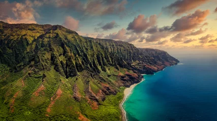 Gartenposter Luftlandschaftsansicht der spektakulären Küste von Na Pali mit dramatischem Himmel, Kauai © Martin M303