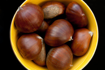 Edible chestnuts in a bowl.