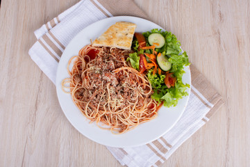 Spaghetti with Bolognese sauce, bread and salad