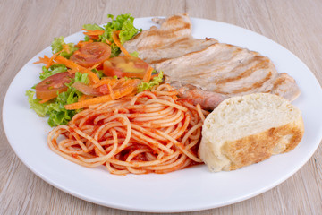 Spaghetti with Neapolitan sauce, pork bread and salad