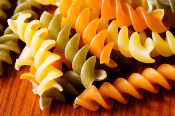 Espirales de pasta alimenticia con apilamiento de imagenes