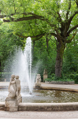 Fototapeta na wymiar Rundbrunnen Delphinbrunnen in Volkspark Friedrichshain, fountain in the park, Berlin