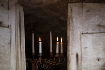 Kerzenlicht am Eingang zu einem Gewölbekeller