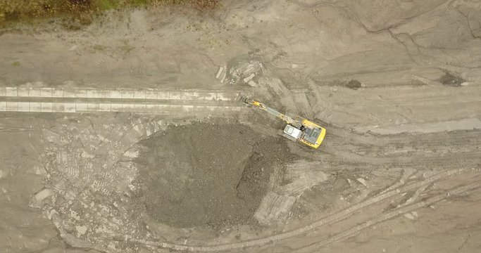 Arbeitender Bagger / Raupenbagger auf einer Baustelle / Tagebau