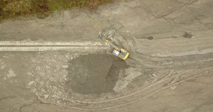 Fahrender Bagger / Raupenbagger aus der Vogelperspektive