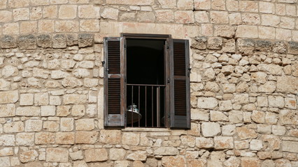 Antiche finestre sopra le mura in pietra. Ostuni. Sud Italia