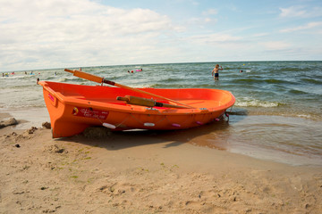 Łódka zacumowana nad brzegiem jeziora  © Jarosaw