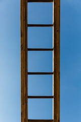 escalera de madera con el cielo de fondo. Columpio escalera de agilidad en parque infantil.