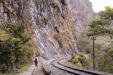 Trilha na linha de trem para Machu Picchu