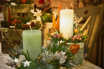 Schlichte Adventsgestecke mit einer Kerze, Brauchtum Adventszeit Gemütlichkeit Handarbeit ländlich besonders selbst gemacht