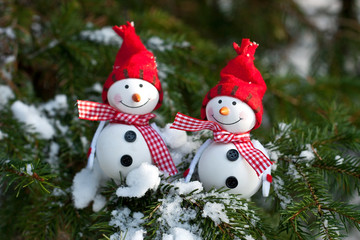 Happy snowman family