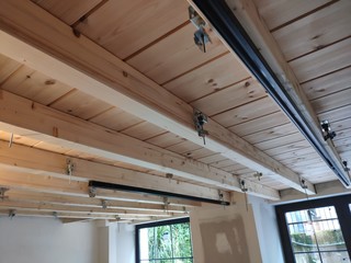 Instalación de antivibratorios en techo de madera