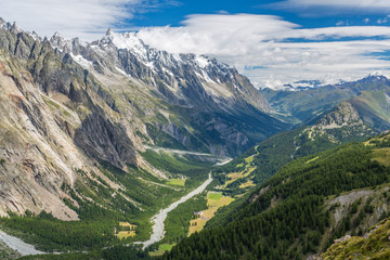 Fototapeta na wymiar Vallée alpestre en Italie autour du massif du Mont-Blanc