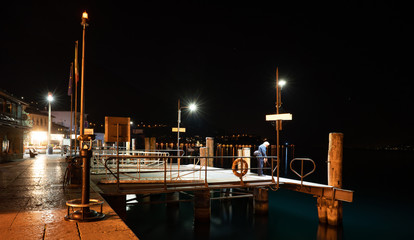 Fototapeta na wymiar Schiffsanleger bei Nacht, Malcesine, Lago di Garda, Italy