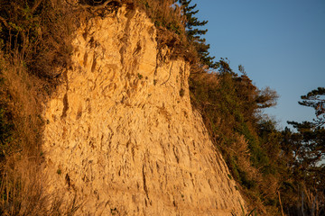 夕日に照らされる崖
