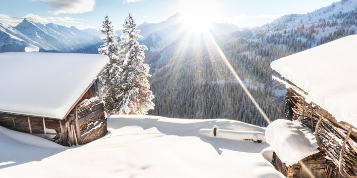 Sonnenaufgang &uuml;ber Skih&uuml;tten im Skigebiet Mayrhofen im Zillertal als Panorama