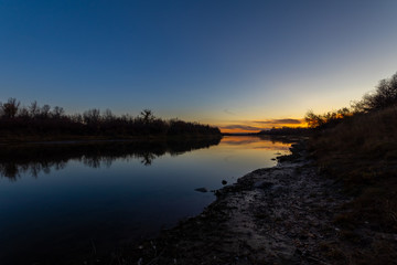 Obraz na płótnie Canvas Sunset by the river