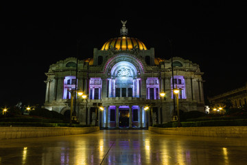 Vista nocturna del Palacio de Bellas Artes en el centro de la Ciudad de México