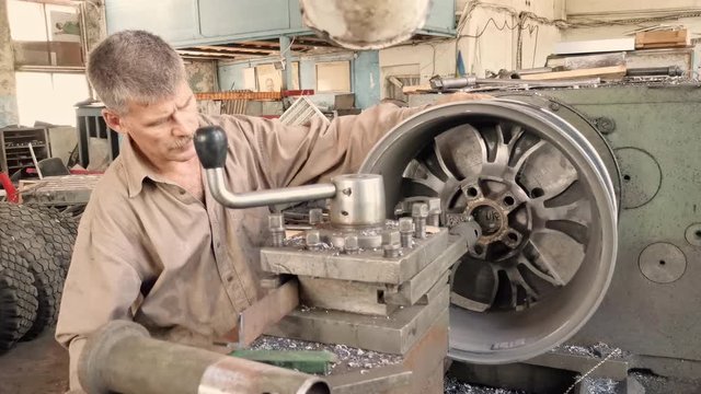 The Process Of Rotation Of The Alloy Wheel Rim