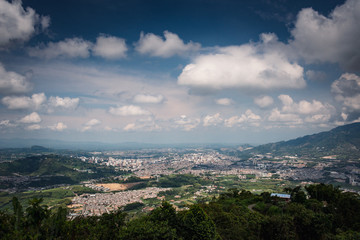 Fototapeta na wymiar Ciudad de Pereira, Capital de Risaralda_Colombia, vista de la ciudad desde los cerros