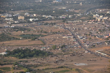 インドのラジャスタン州のプシュカル　1年に1度のプシュカル祭期間中　ラクダの群れと砂漠と街並み