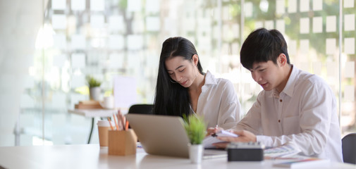 Obraz premium Close-up view of two young passionate designer team discussing the project together