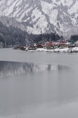 冬の只見川と大志集落。金山　福島　日本。１月下旬。