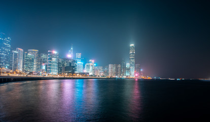 Fototapeta premium Wgląd nocy nabrzeża wyspy Hongkong