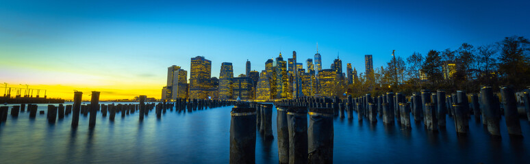 Fototapeta na wymiar views city new york buildings sea yellow lights