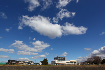乙川の堤防と雲