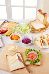 家族でお出かけ　みんなの分のサンドウィッチ製作中