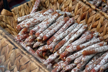 Hartwürste auf einem Markt in Frankreich