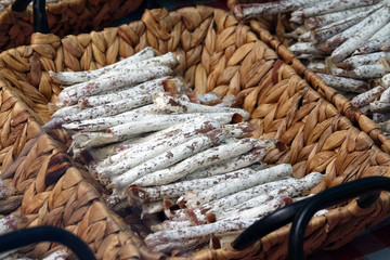 Hartwürste auf einem Markt in Frankreich