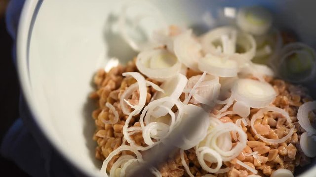 ひきわり納豆を混ぜる
