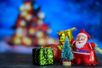 Close up decoration santa claus dolls and christmas gifts isolated on bokeh background