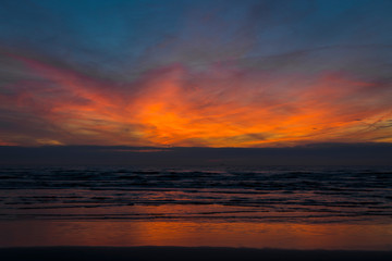 Fototapeta na wymiar a beautiful sunset looms over the sea in the evening