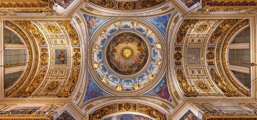 Obraz premium Saint Petersburg, Russia - Inside interior of Saint Isaac's Cathedral or Isaakievskiy Sobor is the largest Russian Orthodox church (sobor). It is the largest orthodox basilica.