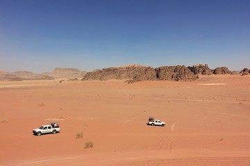 Fototapeta na wymiar off road tour in the Wadi Rum desert