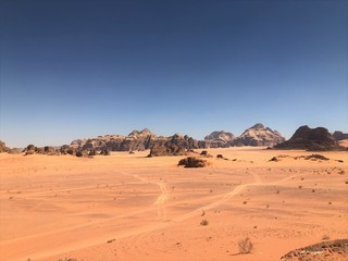Fototapeta na wymiar the fascinating arid and desert landscape of Wadi Rum